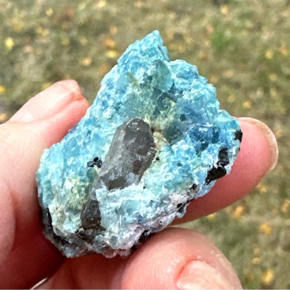 106cts/Vietnam Natural Unheat Blue Aquamarine Rough Crystal - Picture 3 of 17